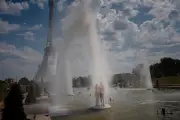 Paris enfrenta calor extremo com superlotação e mortes