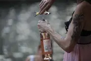 Paris proíbe álcool em vias públicas durante onda de calor recorde