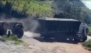 Parte de carreta se solta e assusta motoristas na RJ-152 em Cantagalo