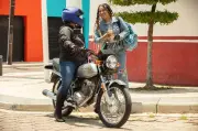 Passageiros de moto por app adotam toucas descartáveis e capacetes próprios