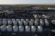 Petróleo despenca após acordo EUA-Irã com possível reabertura de Hormuz