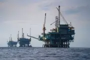 Petróleo sobe 2,2% com ameaça de Trump ao Irã e negociações de paz