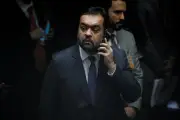 PF desbloqueia celular de Claudio Castro em nova fase de investigação