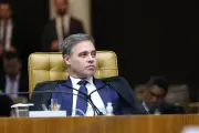 PGR defende que Mendonça seja relator de pedido sobre Flávio e filme de Bolsonaro
