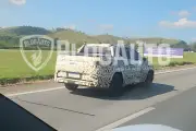 Picape inédita da Toyota baseada no Corolla Cross é flagrada sem camuflagem