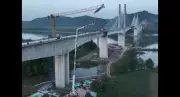 Piloto de parapente preso 3 horas a 60 m de altura na China