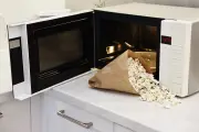 Pipoca no saco de pão: aprenda a fazer no micro-ondas sem óleo