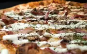 Pizzaria de Ribeirão cria sabor 'Vozinha' em homenagem a goleiro de Cabo Verde