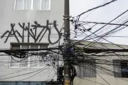 PL dos Postes: fios clandestinos e risco de acidentes nas cidades