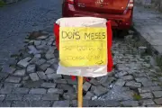Placa criativa faz prefeitura de Teresópolis consertar buraco após 2 meses