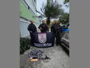 PM apreende drogas e arma em Arraial do Cabo; suspeito baleado