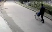 PM arromba porta e salva mulher com AVC trancada em casa em Paracambi