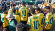 PM leva drible em jogo de futebol e depois distribui kits esportivos em assentamento