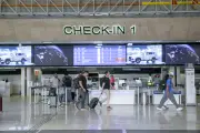 Policial militar do RJ é presa em MG por furto de fones de ouvido em aeroporto