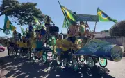 Policicleta com 50 rodas leva torcida do Brasil em Cândido Mota