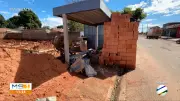 Ponto de ônibus vira depósito de construção e revolta moradores em MS