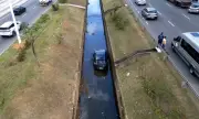 Porsche de R$ 800 mil cai em córrego na Avenida ACM em Salvador