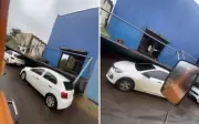 Portão de empresa cai sobre 4 carros durante chuva forte em Sertãozinho