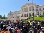Portugal restringe residência de estudantes e veta criminalização do racismo