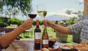 Portugueses lideram consumo de vinho em 2025 com 62 litros per capita