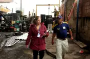 Prefeitura de Volta Redonda apoia moradores após incêndio em loja de pneus