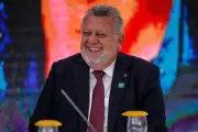 Presidente da Caixa troca rim antes de partida da Seleção