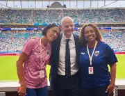 Presidente da Fifa emociona ao cumprimentar mãe de Vozinha na Copa
