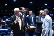 Pressão por saída de Jaques Wagner da liderança do governo no Senado cresce entre aliados