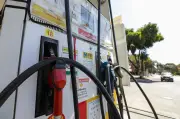 Procon-DF autua 45 postos por aumento injustificado de combustíveis