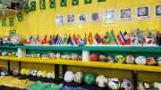 Professor de SC coleciona mais de mil itens da Copa do Mundo há 20 anos