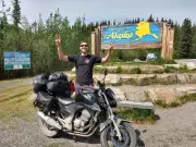 Professor do Paraná viaja de moto ao Alasca após acordo inusitado com chefe