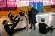 Professora de balé de 100 anos segue em atividade no Chile