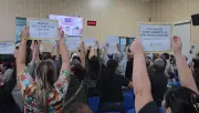 Professores protestam contra projeto do piso salarial em Campos