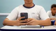 Proibição de celulares: 66% das escolas adotam sanções, aponta MEC