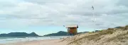 Protesto em Florianópolis contra postes em praia do Campeche