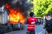 Protesto em Genebra contra cúpula do G7 termina com danos a Tesla e banco
