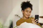 Psicologia revela por que pessoas passam horas no celular e adiam tarefas