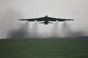 Queda de bombardeiro B-52 na Califórnia mata oito militares