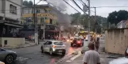 Queda de árvore atinge rede elétrica e deixa bairro sem luz em Niterói