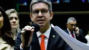 Randolfe realiza megaevento de pré-campanha apesar de suspensão judicial