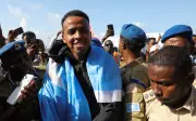 Árbitro somali barrado nos EUA é recebido como herói em Mogadíscio