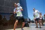 Recorde de embaixadinhas alerta sobre crise climática no futebol