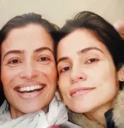 Renata Vasconcellos celebra aniversário com a irmã gêmea em foto rara