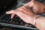 Renda de idosos cai 4,2% e informalidade atinge 53% em 10 anos