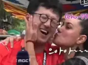 Repórter sul-coreano é beijado por torcedora mexicana ao vivo na Copa 2026