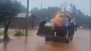 Resgate com retroescavadeira durante chuva no RS afeta 35 casas