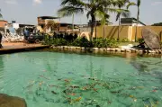 Resort de traficante Peixão tinha lago com carpas e areia de praia