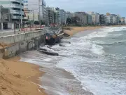 Ressaca destrói trecho do calçadão da Praia Campista em Macaé