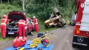 Retroescavadeira cai de caminhão e atinge carro na BR-116 em Picada Café