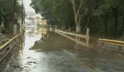 Rio Capivari transborda e alaga três ruas em Monte Mor após chuva fora de época